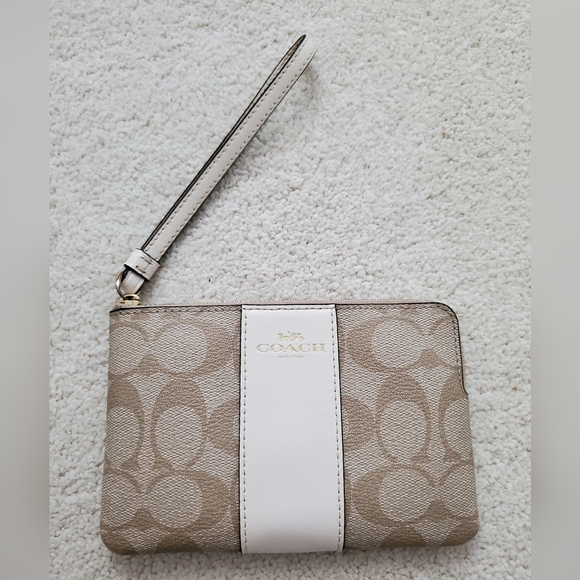Coach Signature Corner Zip Wristlet in Light Khaki/Chalk